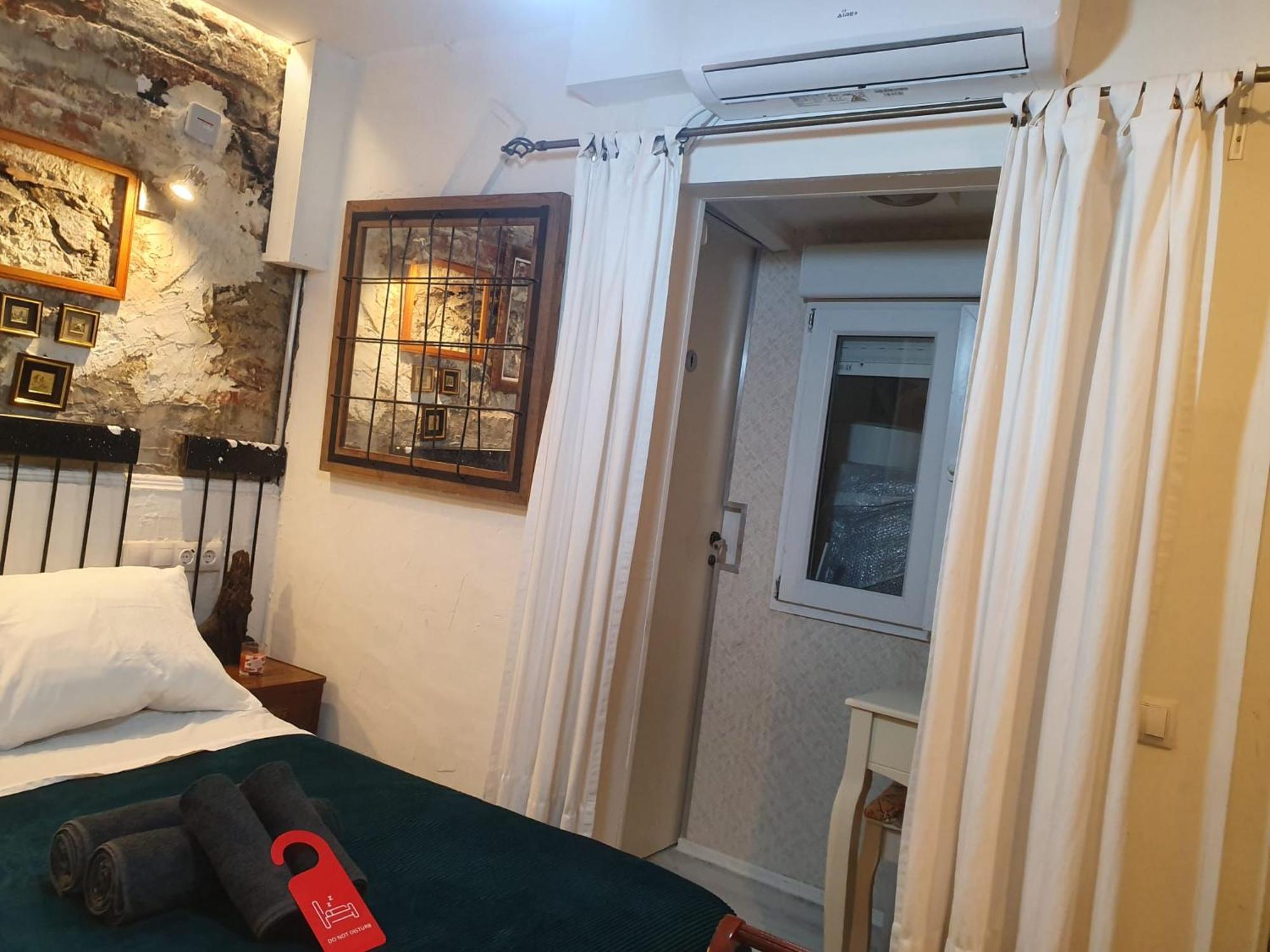 Studio Or Rooms With Private Bathroom Or Rooms With Shared Bathroom Barcelona Exterior photo