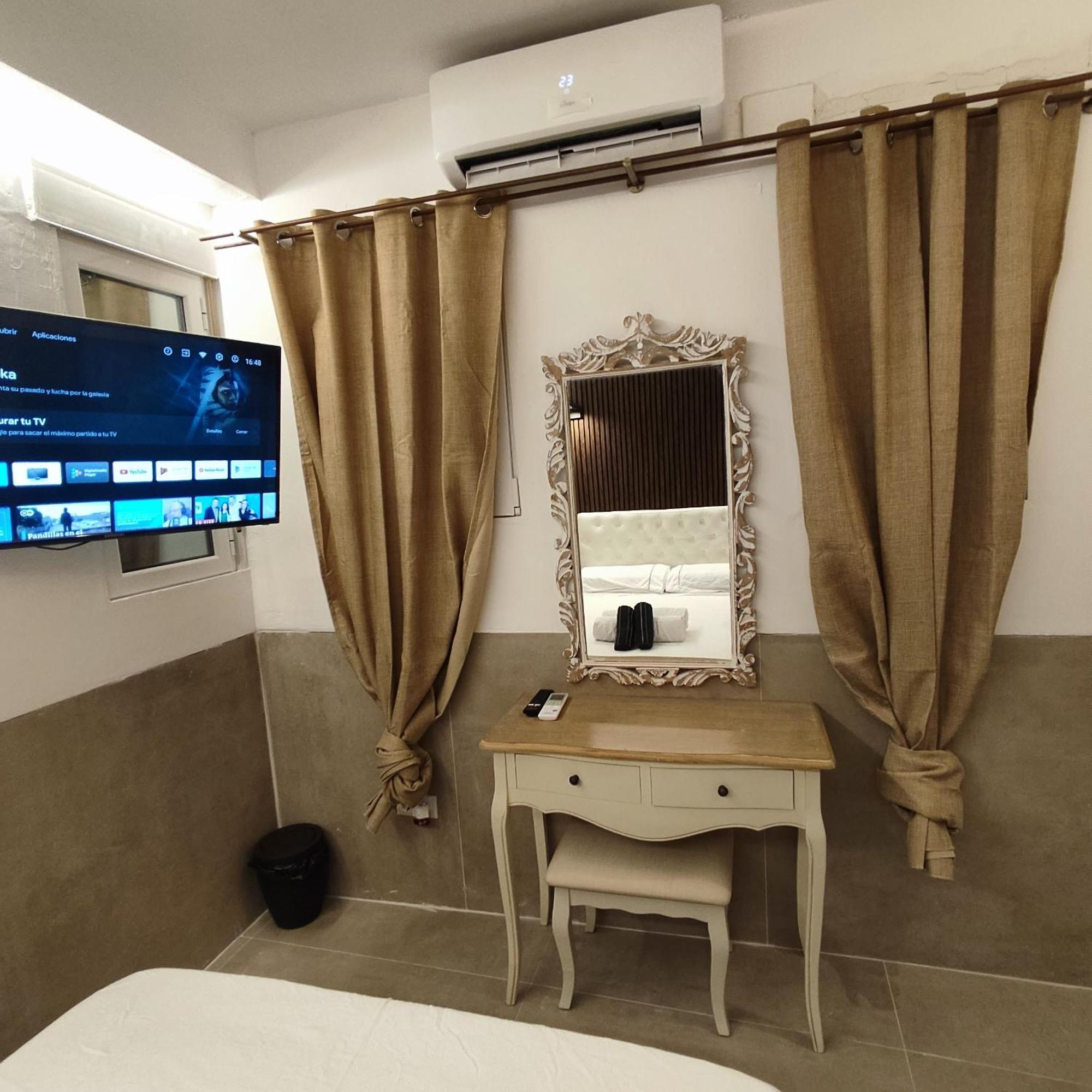 Studio Or Rooms With Private Bathroom Or Rooms With Shared Bathroom Barcelona Exterior photo